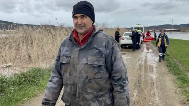 Ezine’de Menderes Çayı Taştı: Hayvanlarıyla Mahsur Kalan Çiftçi Kurtarıldı