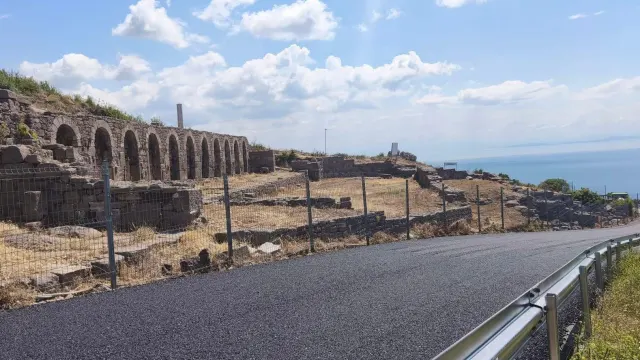 Çanakkale’de Assos Antik Liman Yolu Yenileniyor: Sıcak Asfalt Çalışmaları Başladı
