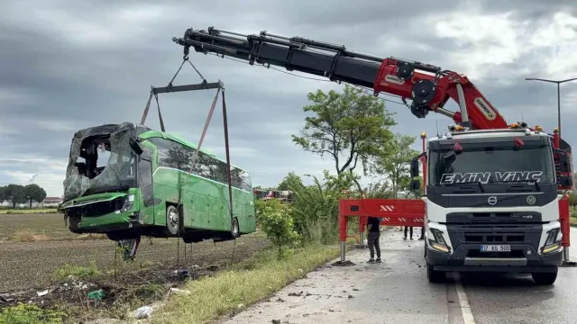 Çanakkale’de Feci Kaza: Tur Otobüsü Tarlaya Devrildi, 46 Kişi Yaralandı