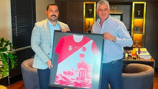 Çanakkalespor'dan Miller Holding'e 60. yıl forması hediyesi