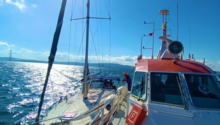 Çanakkale Boğazı’nda Arızalanan Tekne Kurtarıldı