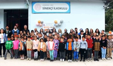 Çanakkale Sosyal Bilimler Meslek Yüksekokulu öğrencileri Sinekçi köyündeki çocuklara deprem eğitimi verdi