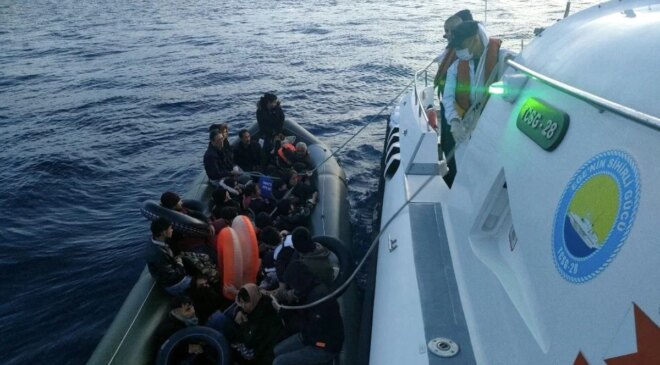 Çanakkale’de 30 kaçak göçmen kurtarıldı