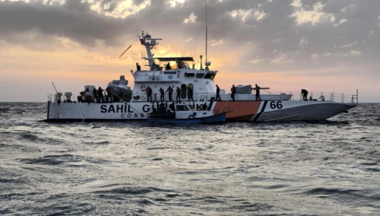 Gökçeada açıklarında su alarak batma tehlikesi geçiren 29 kaçak göçmen kurtarıldı