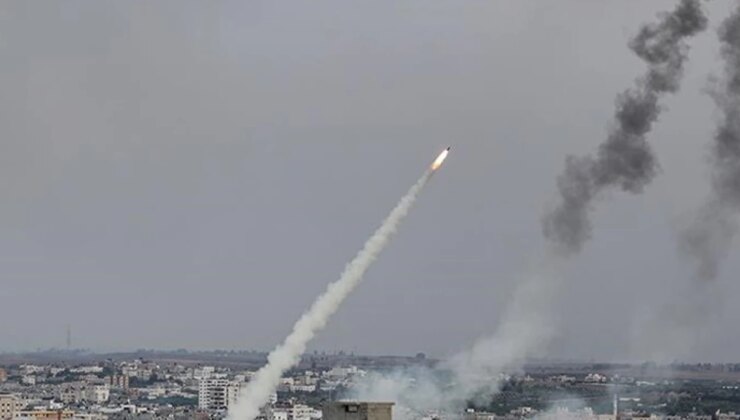 Hamas, attığı füzelerle İsrail’in kalbini hedef aldı! Tel Aviv’de siren sesleri duyuldu