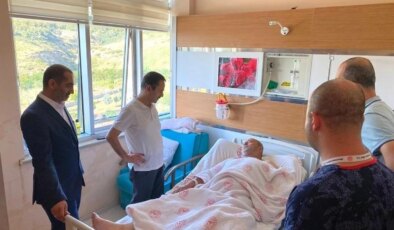 Çanakkale Valisi İlhami Aktaş, yangın söndürme çalışmalarına yardıma giden yaralıyı ziyaret etti