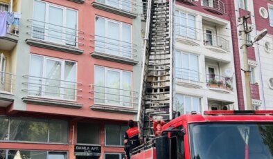 Çanakkale’de bir apartmanın terasında çıkan yangında 2 kişi dumandan etkilendi