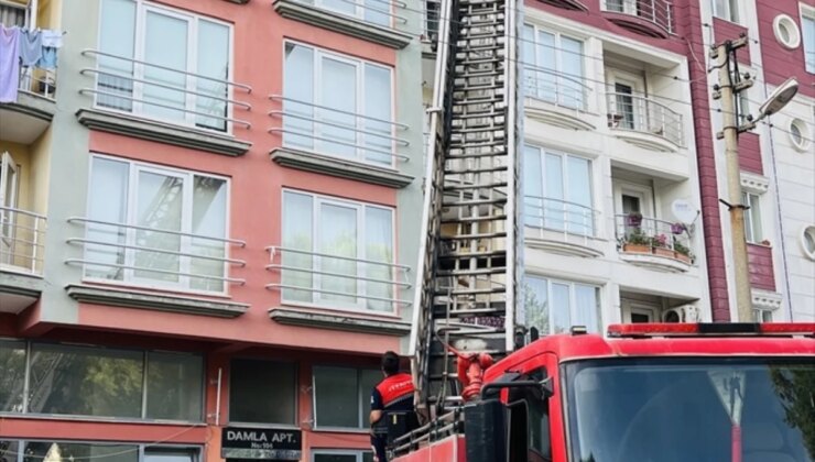 Çanakkale’de bir apartmanın terasında çıkan yangında 2 kişi dumandan etkilendi