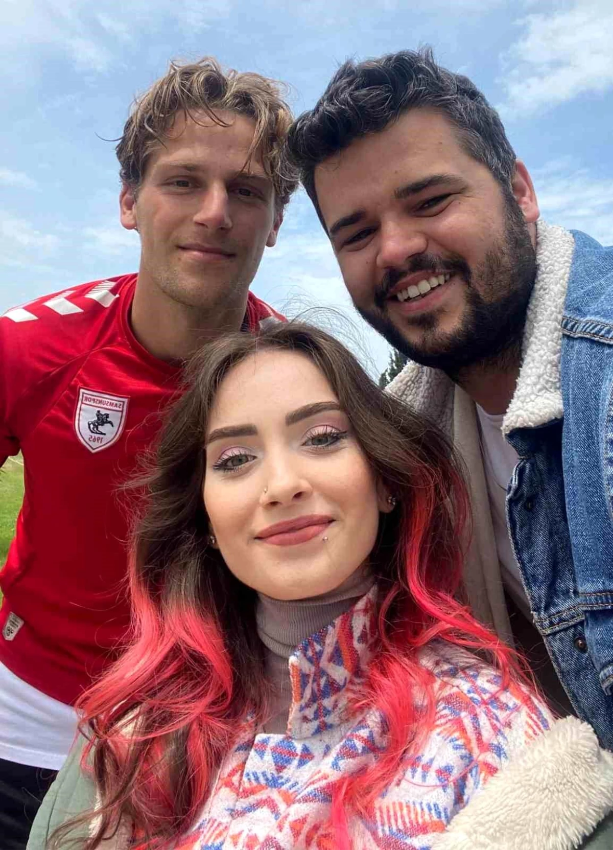 Dünya ve Türkiye güzeli Nergis Demirarslan, Samsunspor’un antrenmanını ziyaret etti