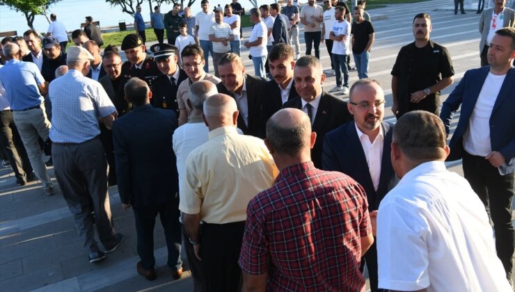 İçişleri Bakan Yardımcısı Bülent Turan Bayram Namazını Lapseki’de Kıldı