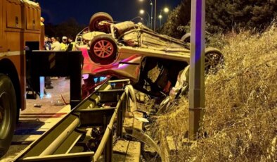 Kontrolden çıkan araç bariyere çarpıp devrildi! Korkunç kazada 3 kişi hayatını kaybetti