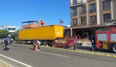 Çanakkale’de Kamyonet ve Tıra Çarpan Araçta 2 Kişi Hayatını Kaybetti