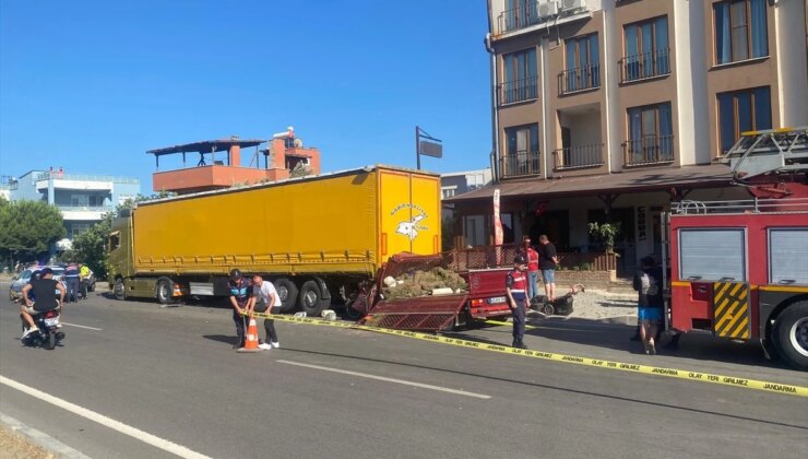 Çanakkale’de Kamyonet ve Tıra Çarpan Araçta 2 Kişi Hayatını Kaybetti