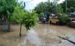 Çanakkale’de sağanak nedeniyle ev ve iş yerlerinde su baskınları