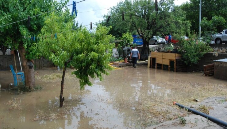 Çanakkale’de sağanak nedeniyle ev ve iş yerlerinde su baskınları