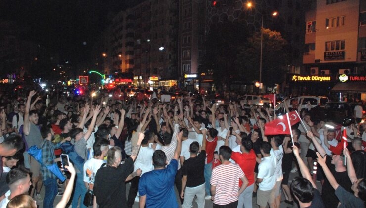 Milli Takım’ın çeyrek finale yükselmesi coşkuyla kutlandı