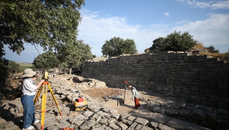 Troya Antik Kenti’nde Troya Savaşı’nın tahribat izlerine ulaşma çalışmaları devam ediyor