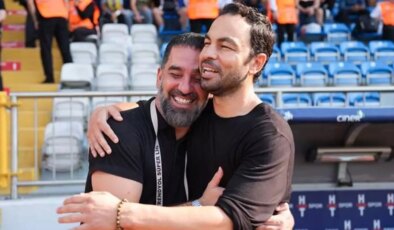 Arda Turan ve Selçuk İnan karşı karşıya! Buluştukları anda çalan şarkı futbolseverleri duygulandırdı