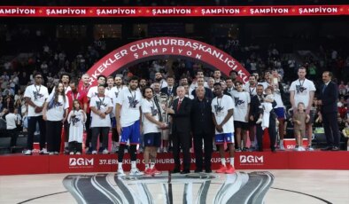 Cumhurbaşkanı Erdoğan, Anadolu Efes’e 37. Erkekler Cumhurbaşkanlığı Kupası’nı Verdi