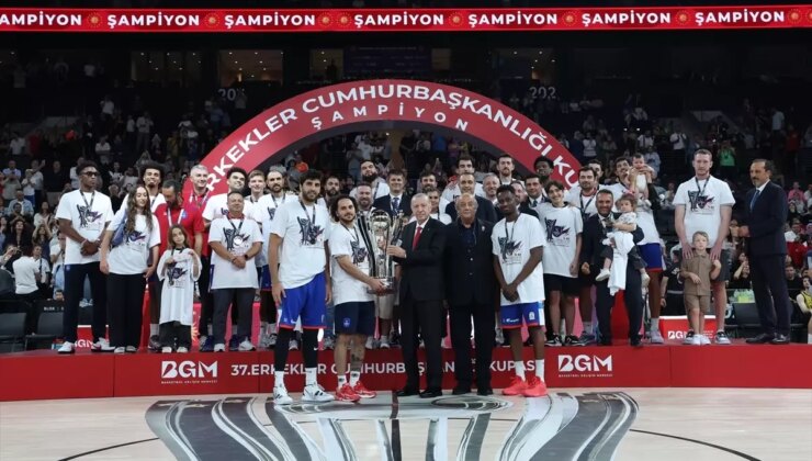 Cumhurbaşkanı Erdoğan, Anadolu Efes’e 37. Erkekler Cumhurbaşkanlığı Kupası’nı Verdi