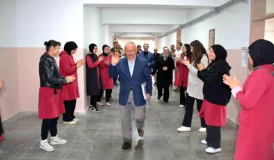 40 Yıl Sonra Emekliye Ayrılan Öğretmene Duygusal Veda