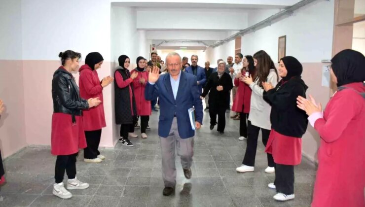 40 Yıl Sonra Emekliye Ayrılan Öğretmene Duygusal Veda