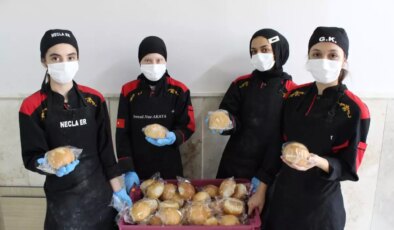Aksaray’da Öğrenciler Ekmek Üreterek Hem Öğreniyor Hem Kazanıyor