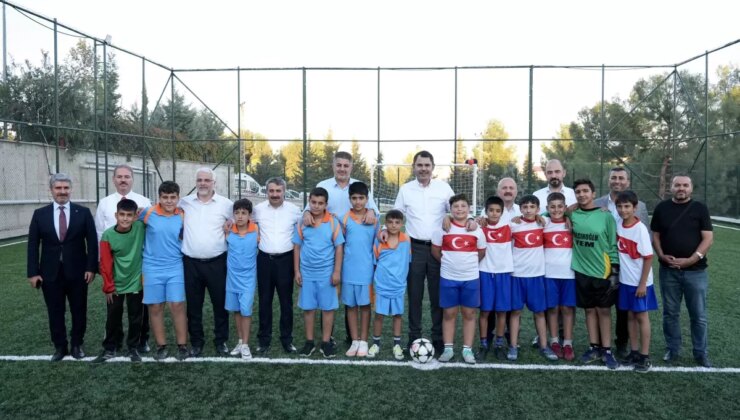 Bakan Kurum, Adıyaman’da Çocuklarla Futbol Oynadı