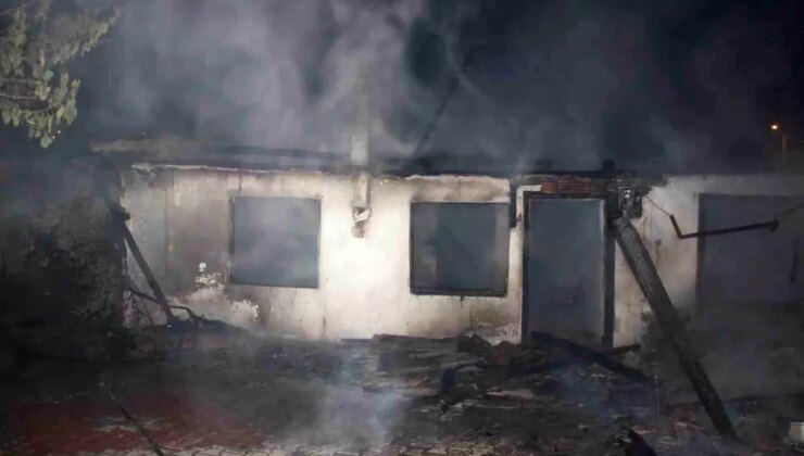 Çanakkale’de Muhtarın Evi Yangında Kullanılamaz Hale Geldi