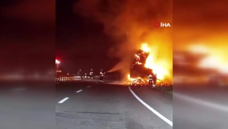 Çanakkale’de Seyir Halindeki Saman Yüklü Tır Yangın Çıkardı