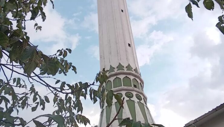 Çanakkale’de Yıldırım Düşen Caminin Minaresi Yıkıldı