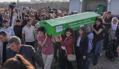 Cansız bedeni bulunan Rojin’in tabutunu kadınlar taşıdı