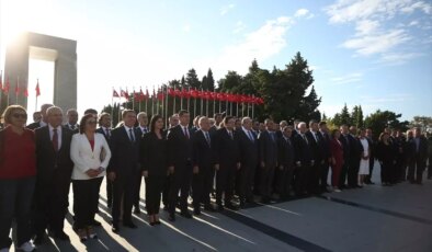 CHP Genel Başkanı Özel, Çanakkale Şehitler Abidesi’ni ziyaret etti