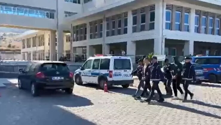Eceabat’ta 79 Kaçak Göçmen ve 2 Organizatör Yakalandı