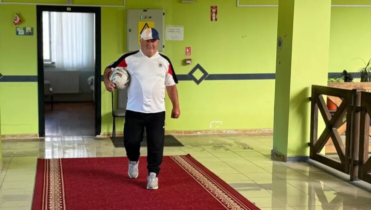 Futbola Aşkıyla Yaşlanıyor: ‘Maradona Kamil’