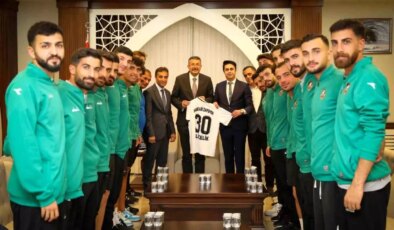 Hakkari Valisi Ali Çelik, Zap Spor Kulübü’nü Ziyaret Etti