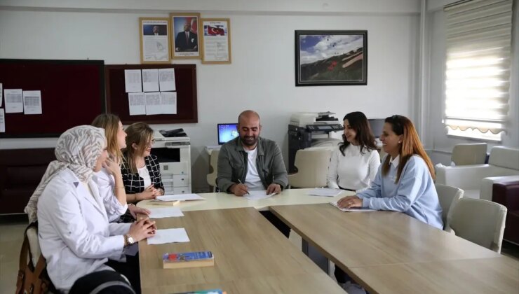 Kadın Öğretmenler, Kız Çocuklarını Eğitime Kazandırmak İçin Köy Köy Dolaşıyor