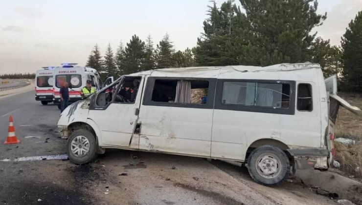Karaman’da Tarım İşçilerini Taşıyan Minibüs Devrildi: 2 Ölü, 13 Yaralı