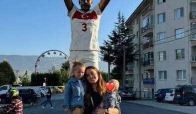 Merih Demiral’ın Eşi, Heykel Önünde Fotoğraf Çektirdi