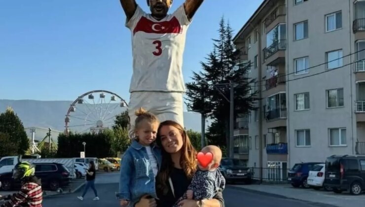 Merih Demiral’ın Eşi, Heykel Önünde Fotoğraf Çektirdi