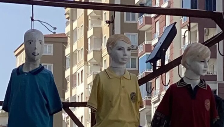 Okul kıyafeti giydirdiği mankenleri boyunlarına ip bağlayıp sallandırdı