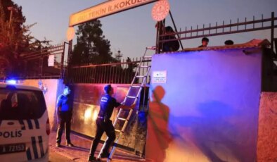 Oyuna daldılar, okul bahçesinde mahsur kaldılar