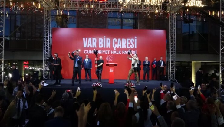 Özgür Özel, Şehitler Abidesi’ni ziyaret etti (2)