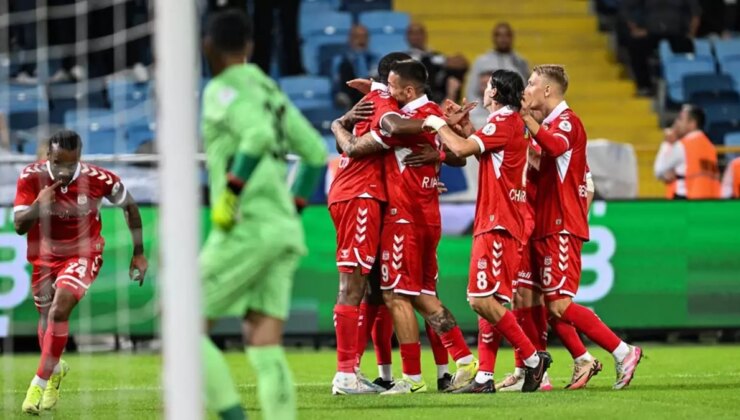 Sivasspor, Adana Demirspor’u deplasmanda 4-2 yendi