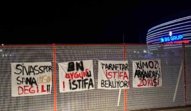 Sivasspor Taraftarları Bülent Uygun’u İstifaya Çağırdı