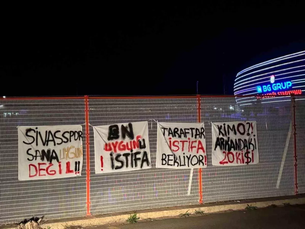 Sivasspor Taraftarları Bülent Uygun’u İstifaya Çağırdı