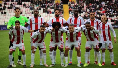 Sivasspor ve Hatayspor Futbol Karşılaşmasında İlk Yarı 1-1 Beraberlik İle Sona Erdi