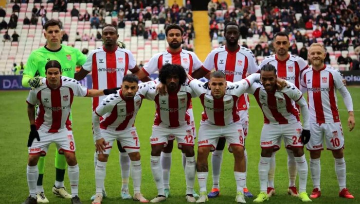 Sivasspor ve Hatayspor Futbol Karşılaşmasında İlk Yarı 1-1 Beraberlik İle Sona Erdi