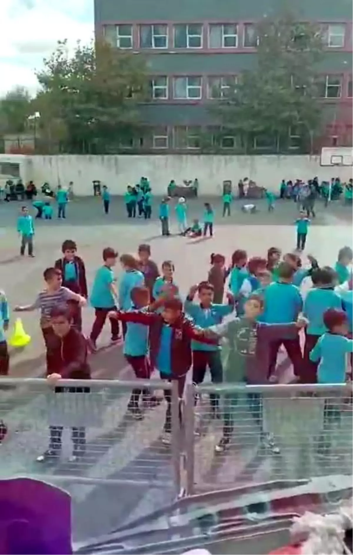 Tır Şoförü Öğrencilere Oyun Havası Açtı