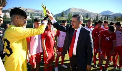 Vali Çiftçi, U16 Futbol Turnuvası’nda Takımları Destekledi
